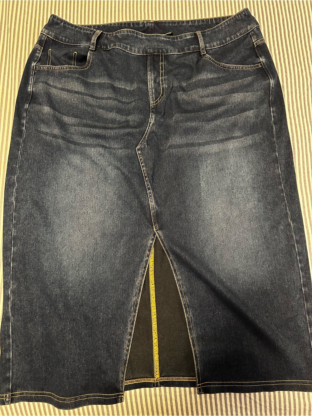 HALARA Dark Blue Women’s Denim Skirt with Front Center Slit